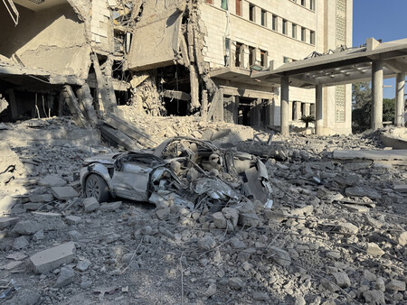 16日、イスラエルの攻撃を受けたダマスカスのシリア国防省(EPA時事)