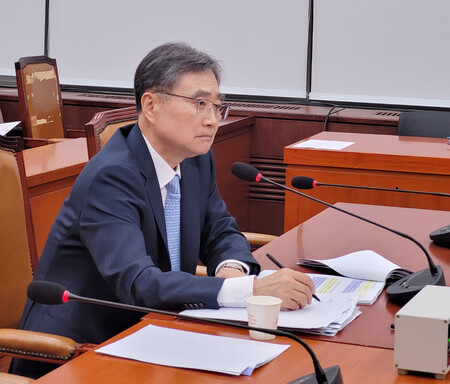 韓国国会の人事聴聞会に出席した外相候補の趙顕前国連大使=17日、ソウル