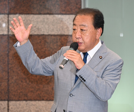 街頭演説する立憲民主党の野田佳彦代表=17日午後、岡山市北区