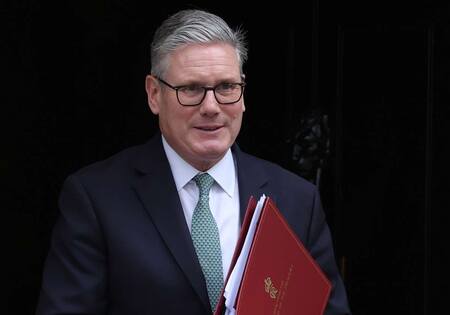 17日、ロンドンの首相官邸を出るスターマー英首相(EPA時事)