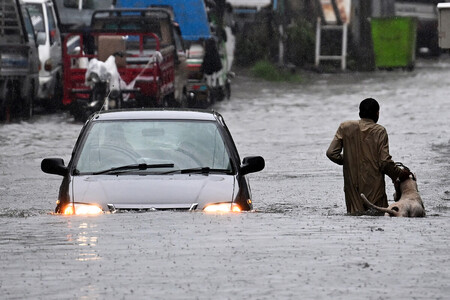 17日、パキスタン東部パンジャブ州ラワルピンディで、豪雨によって冠水した街路(AFP時事)
