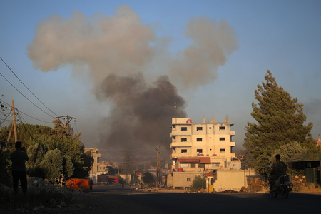 １４日、イスラエル軍とみられる攻撃後、シリア南部スワイダ県近郊で立ち上る煙（ＡＦＰ時事）