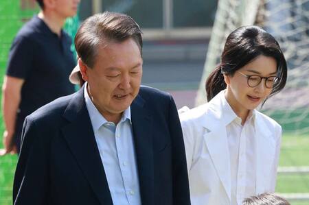 韓国の尹錫悦前大統領（左）と金建希夫人＝６月３日、ソウル（ＥＰＡ時事）