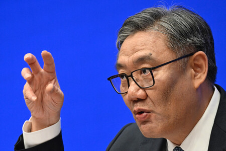 記者会見する中国の王文濤商務相=18日、北京(AFP時事)