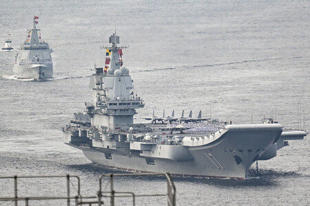 中国軍の空母「山東」=3日、香港沖(AFP時事)