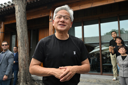 記者団の取材に応じる米半導体大手エヌビディアのフアンＣＥＯ＝１６日、北京（ＡＦＰ時事）
