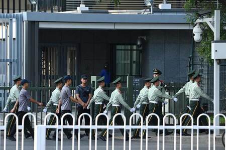 北京の日本大使館前を行進する中国警察＝２０２４年９月１９日（ＡＦＰ時事）