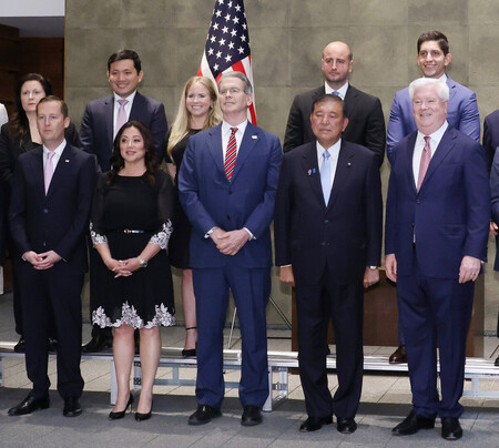石破茂首相(前列右から2人目)を表敬したベセント米財務長官(前列中央)ら=18日午後、首相官邸