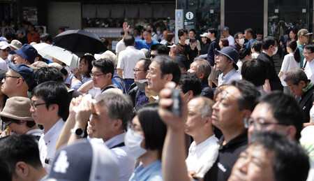 参院選の街頭演説を聞く有権者ら＝１９日、ＪＲ仙台駅前