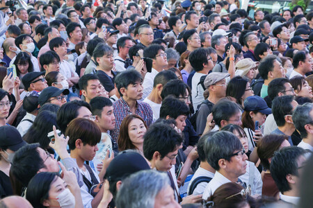 参院選の街頭演説を聞く有権者ら＝１９日午後、東京都大田区