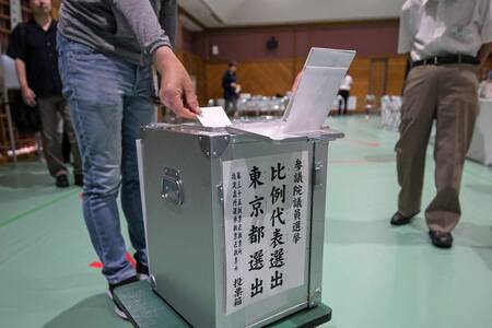 20日、東京都内の参院選投票所で1票を投じる有権者(AFP時事)