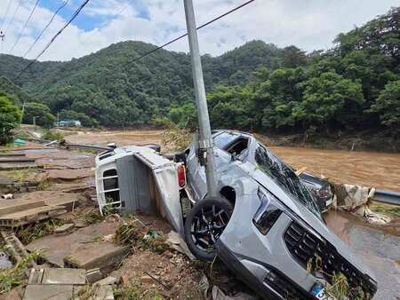 韓国の豪雨で損傷した車両＝２０日、京畿道加平郡（ＥＰＡ時事）