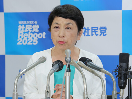 開票が始まり、発言する社民党の福島瑞穂党首＝２０日午後、東京都千代田区