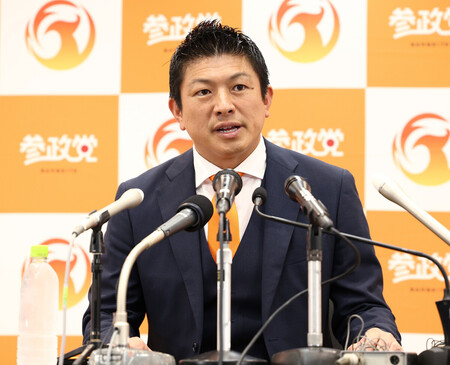 開票センターで発言する参政党の神谷宗幣代表＝２０日午後、東京都新宿区