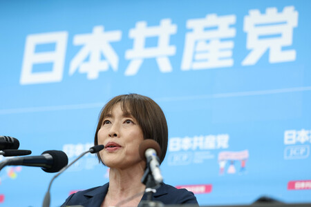開票が始まり、取材に応じる共産党の田村智子委員長＝２０日午後、東京都渋谷区