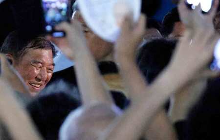 参院選の街頭演説を終え、聴衆に歩み寄る石破茂首相(自民党総裁)=19日、東京都内(EPA時事)
