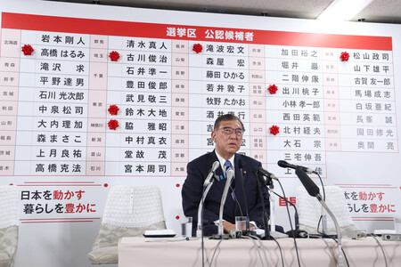 報道各社の取材を受ける石破茂首相＝２０日午後、東京・永田町の自民党本部