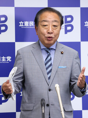 参院選から一夜明け、記者団の質問に答える立憲民主党の野田佳彦代表=21日午後、東京・永田町の同党本部