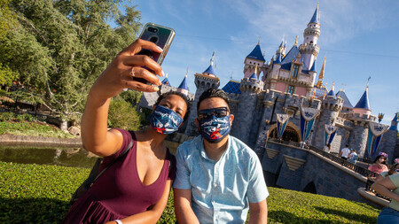 ディズニーランドで記念撮影する観光客=2021年4月、米西部カリフォルニア州アナハイム(ディズニーランドリゾート提供)(AFP時事)