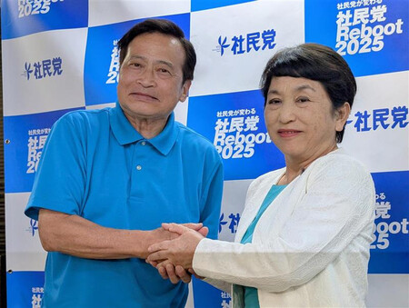 参院選比例代表で当選確実となり、握手する社民党のラサール石井氏（左）と福島瑞穂党首＝２１日未明、東京都千代田区
