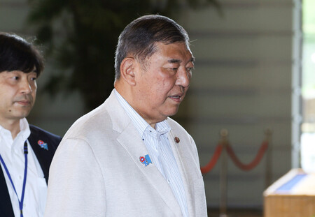 首相官邸に入る石破茂首相＝１５日、東京・永田町