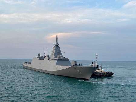 オーストラリア北部ダーウィンに入港した海上自衛隊護衛艦「やはぎ」=6月5日(在豪日本大使館提供・時事)