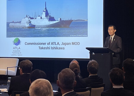 21日、キャンベラで開かれた護衛艦についての説明会で発言する防衛装備庁の石川武長官