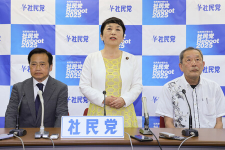 参院選から一夜明け、記者会見する社民党の福島瑞穂党首(中央)。左はラサール石井氏=21日午前、東京都中央区