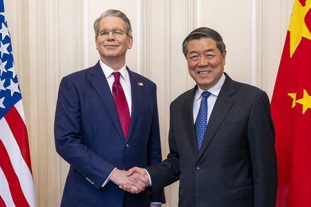 握手するベセント米財務長官(左)と中国の何立峰副首相=5月10日、スイス・ジュネーブ(EPA時事)