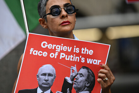 ロシア人指揮者ワレリー・ゲルギエフ氏の公演中止を求めるデモの参加者=19日、イタリア北部ミラノ(AFP時事)