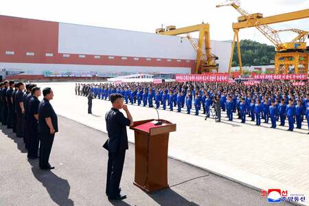 21日、北朝鮮・南浦造船所で行われた駆逐艦建造のための従業員決起集会(朝鮮通信・時事)