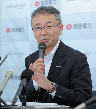 記者会見で質問に答える関西電力の森望社長＝２２日午後、大阪市北区