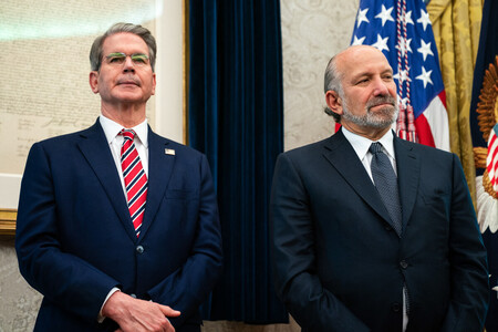 ベセント米財務長官(左)とラトニック米商務長官=5月30日、ワシントン(AFP時事)