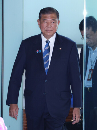 首相官邸に入る石破茂首相＝２２日午前、東京・永田町