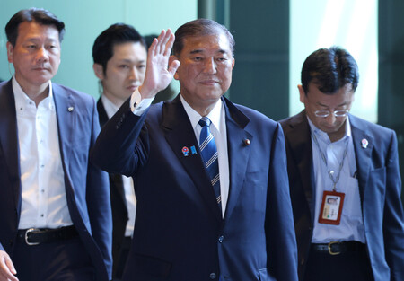 首相官邸に入る石破茂首相(中央)=22日午前、東京・永田町
