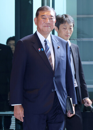 首相官邸に入る石破茂首相＝２３日午前、東京・永田町