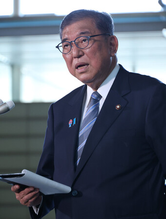 日米関税合意の内容を記者団に説明する石破茂首相＝２３日午前、首相官邸