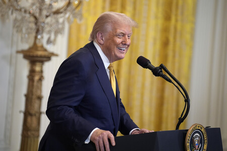 22日、ホワイトハウスで共和党議員らとのレセプションに参加するトランプ米大統領(EPA時事)