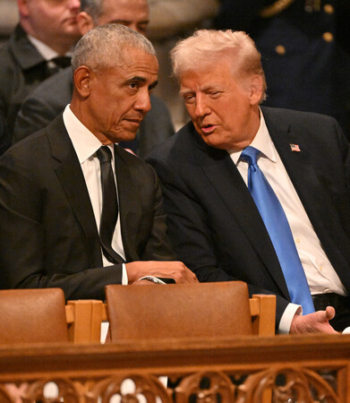 オバマ元米大統領(左)とトランプ大統領=1月9日、ワシントン(AFP時事)