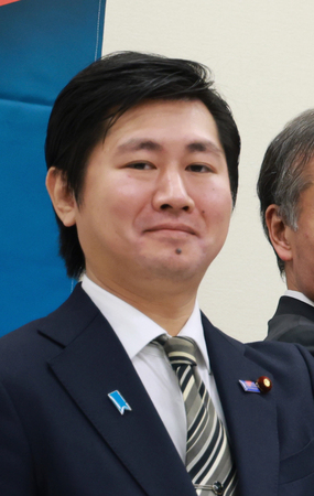 鈴木敦衆院議員=2023年11月、国会内