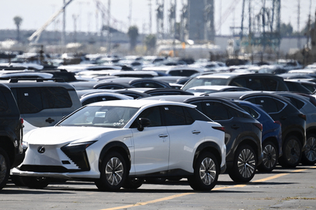 自動車運搬船から降ろされたトヨタ車=4月10日、米カリフォルニア州のロングビーチ港(AFP時事)