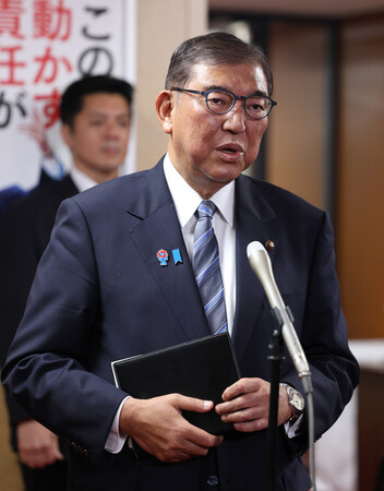 記者団の取材に応じる石破茂首相=23日午後、東京・永田町の自民党本部