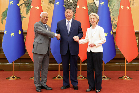24日、北京で欧州連合(EU)のコスタ大統領(左)、フォンデアライエン欧州委員長(右)と握手する中国の習近平国家主席(ロイター時事)