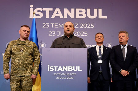 23日、トルコ最大都市イスタンブールで、ロシアとの直接協議後に記者会見するウクライナのウメロフ国家安全保障・国防会議書記(左から2人目)(EPA時事)