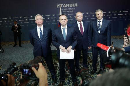 23日、トルコ最大都市イスタンブールで、ウクライナとの直接協議後に記者会見するロシアのメジンスキー大統領補佐官(中央)(EPA時事)