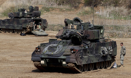 歩兵戦闘車「ブラッドレー」=2013年4月、韓国・京畿道坡州市(EPA時事)
