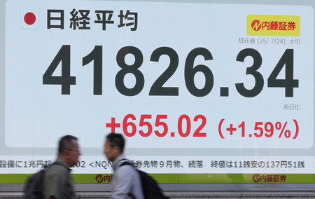 日経平均株価の終値を示すモニター=24日午後、東京都中央区
