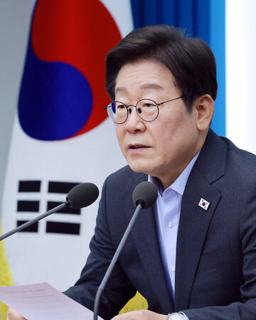 24日、ソウルで会合に出席する韓国の李在明大統領(EPA時事)