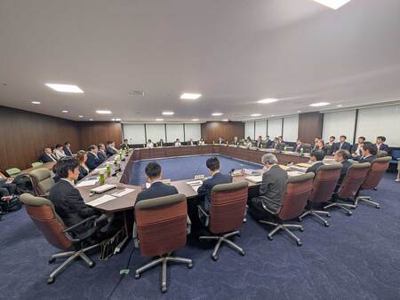 中央最低賃金審議会の様子(資料)