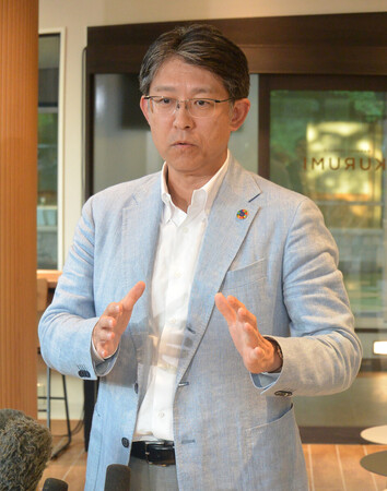 記者団の取材に応じるトヨタ自動車の佐藤恒治社長=24日午後、長野県軽井沢町